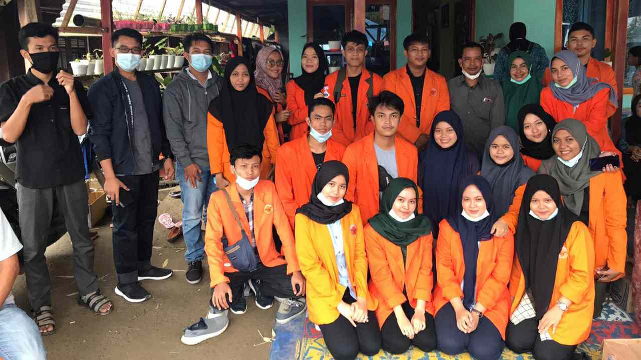 BEM Fakultas Peternakan UNJA saat serahkan bantuan korban kebakaran di Muara Sabak Ulu