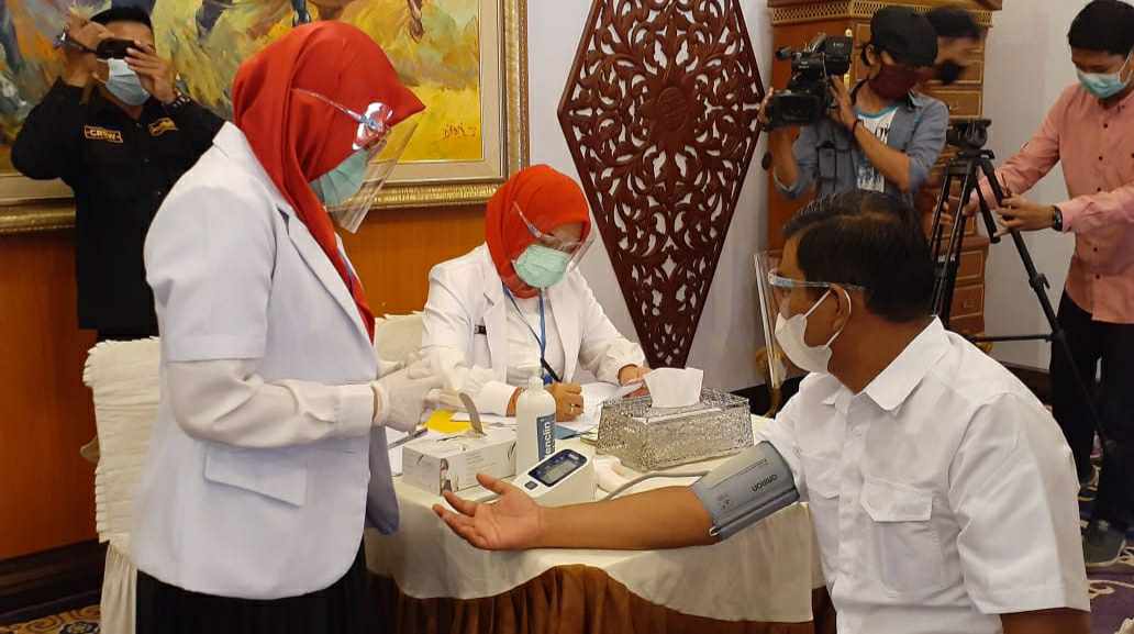 Rocky Candra saat pengecekan tensi darah sebelum di suntik vaksin Covid-19