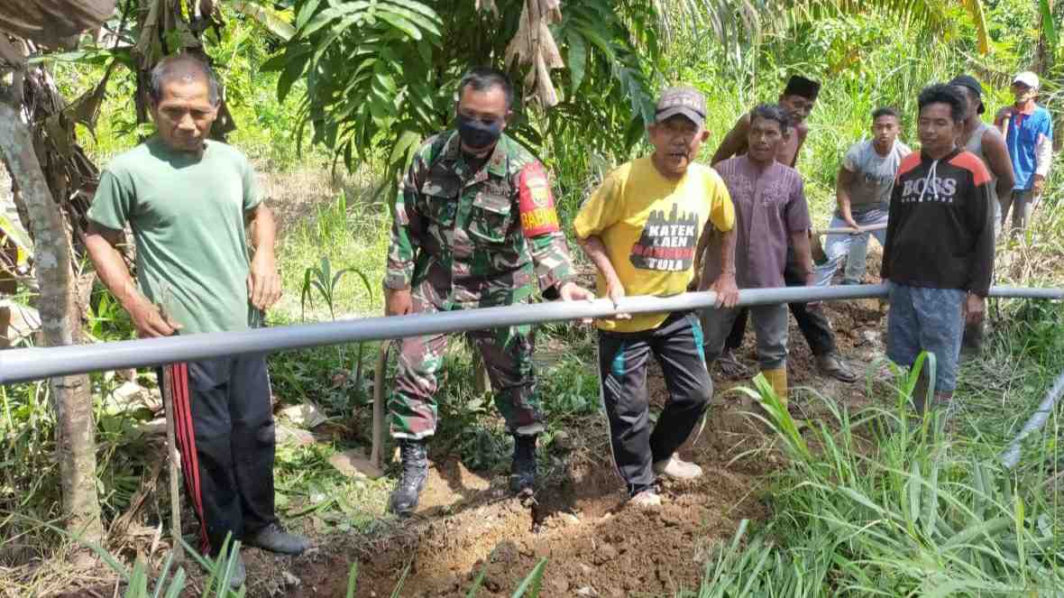 Pemasangan pipa air bersih yang berlokasi di RT.06 Desa Tanjung Ilir