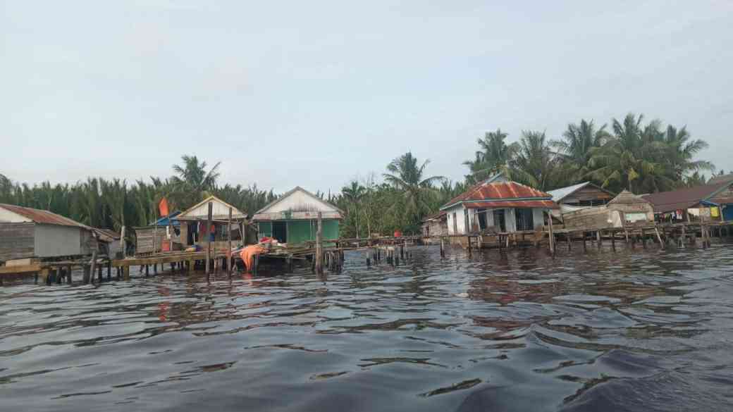 Bangunan di Desa Air Hitam Laut yang terkena gelombang pasang air laut