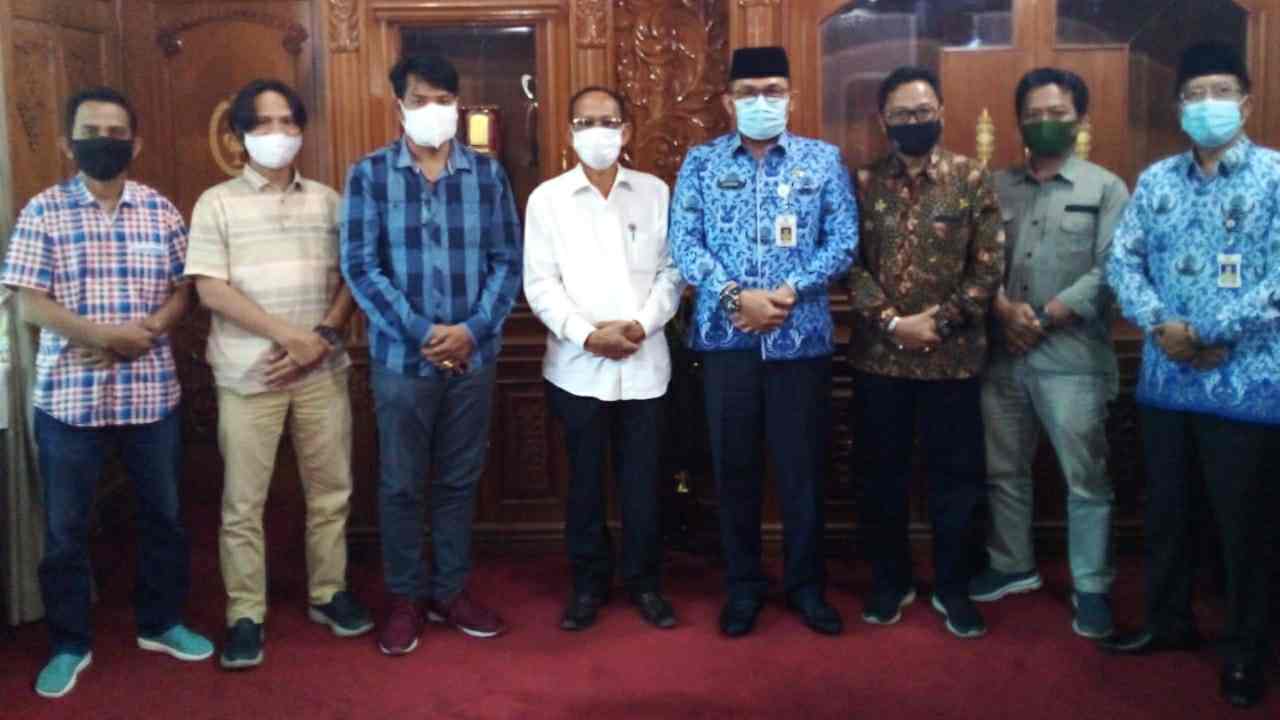 Pengurus PWI Jambi bersama Sekda Provinsi Jambi, Sudirman