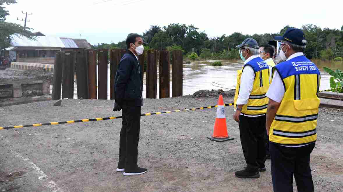 Jokowi saat meninjau lokasi terdampak banjir di sejumlah wilayah di Kalsel