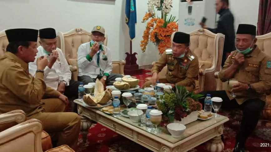 Fachrori saat makan duren bersama Al Haris dan Mashuri