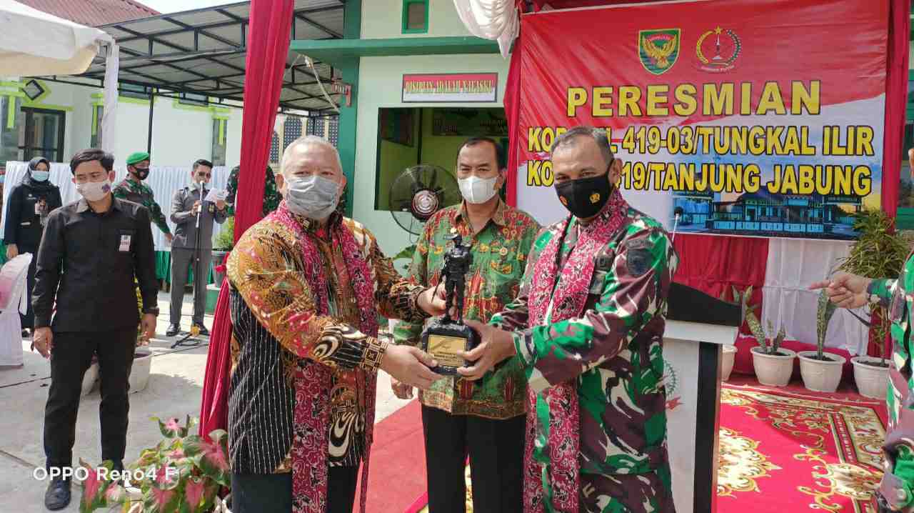 Safrial dan Amir Sakib saat peresmian Koramil 419-03/Tungkal Ilir