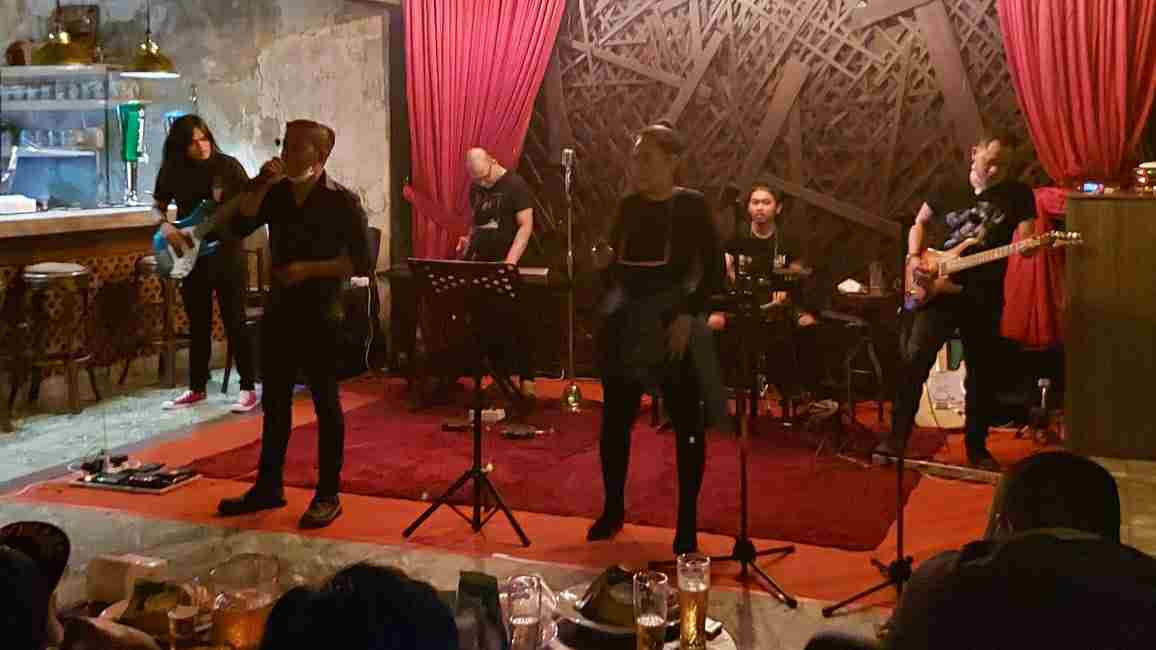 Live musik di Fellas Cafe dan Resto 