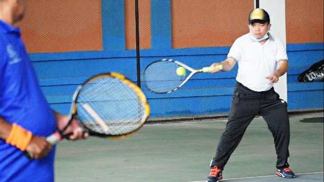 Al Haris saat main tenis