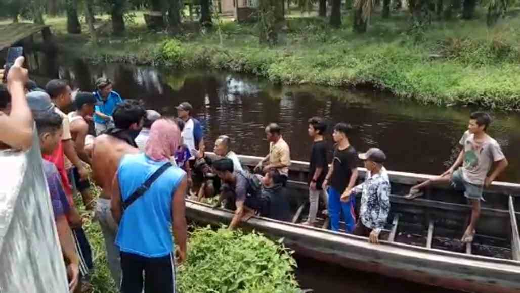Warga Desa Catur Rahayu Kecamatan Dendang saat melakukan pencarian