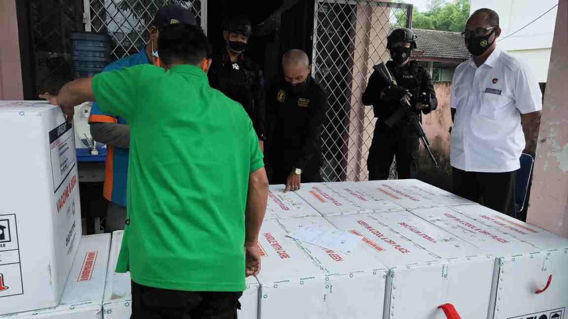17.240 dosis vaksin Covid-19 saat tiba dengan pengawalan ketat petugas