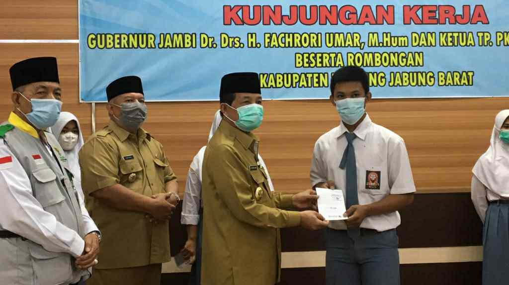 Fachrori didampingi Safrial saat kunjungan kerja di Tanjab Barat 
