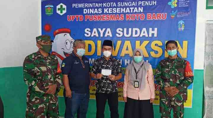 Ketua DPRD Kota Sungai Penuh, Fajran (tengah) saat menjalani vaksinasi Covid-19 