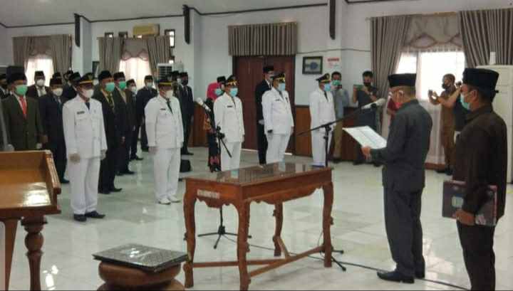 Adirozal saat lantik pejabat eselon III dan IV di lingkup Pemkab Kerinci 