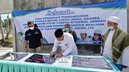 Safrial saat meresmikan pembangunan gedung tiga Ponpes di Tanjab Barat