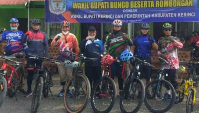 Wabup Kerinci dan Wabup Bungo saat akan gowes keliling Danau Kerinci 