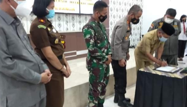 Wabup Mashuri saat tandatangani zona integritas WBK dan WBSS