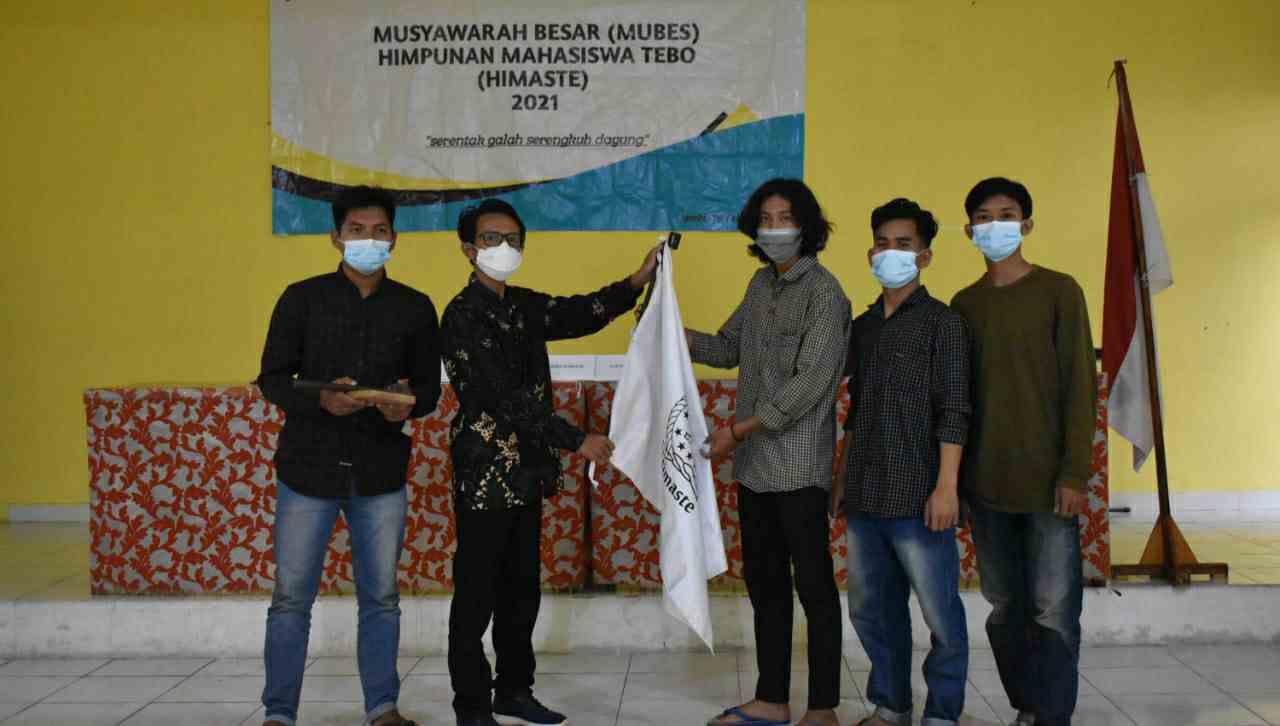 Yoga Pangestu saat menerima Petaka HIMASTE