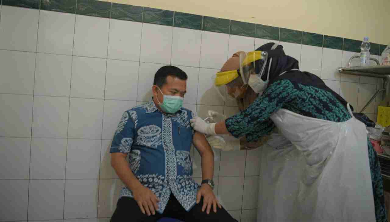 Al Haris saat disuntik vaksin Covid-19 tahap kedua