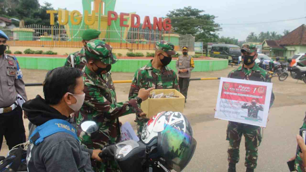 Dandim 0420/Sarko dan Polres Merangin saat bagikan masker