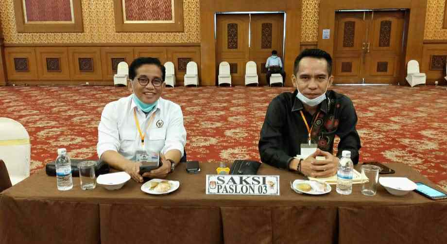 H Bakri dan Hasan Mabruri (kanan) saat menjadi saksi di Haris-Sani saat pleno Pilgub Jambi
