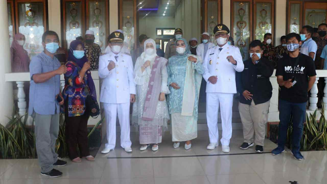 Anwar Sadat-Hairan beserta keluarga saat syukuran di Rumdis Bupati Tanjab Barat