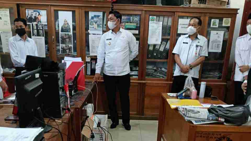 Wabup Hairan saat sidak di Lingkup Setda Tanjab Barat 