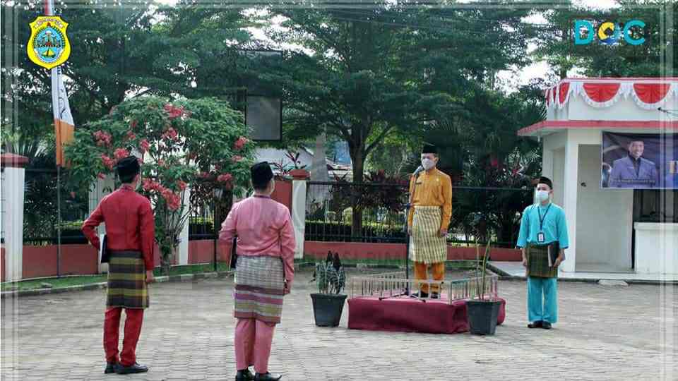 Irwanto saat pimpin upacara peringatan HUT Bank Jambi ke 58