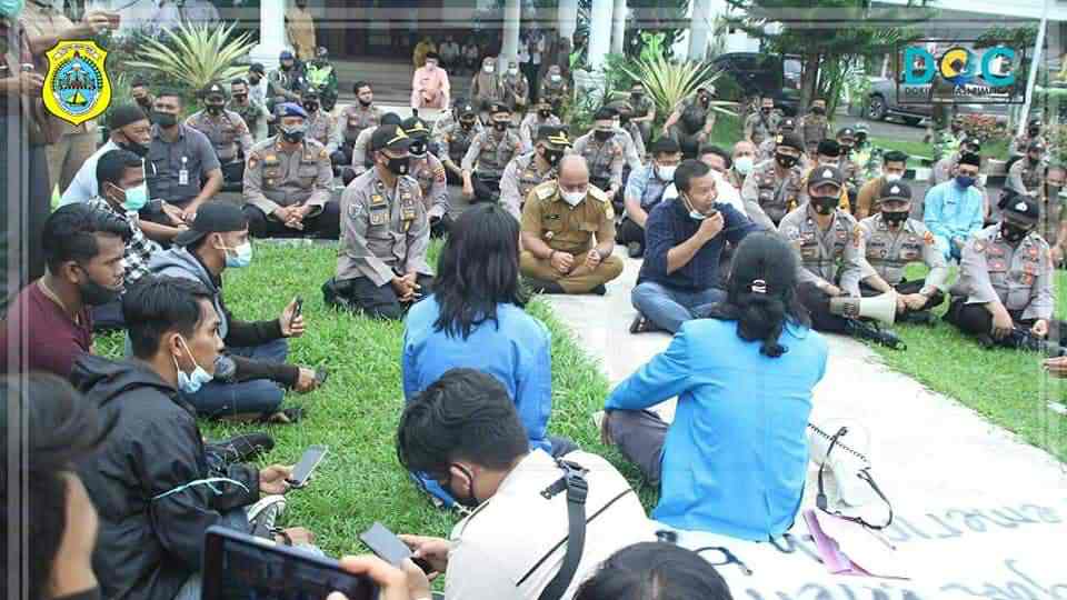 Romi Hariyanto saat temui pendemo