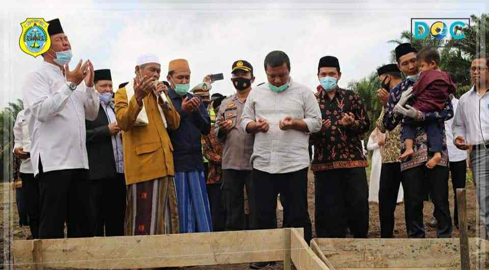 Romi saat peletakan batu pertama Ponpes Al-Kautsar