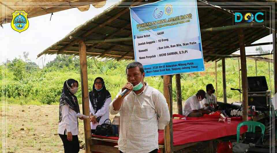 Romi saat serahkan APPIK di Pokdaikan Mina Abadi Rano