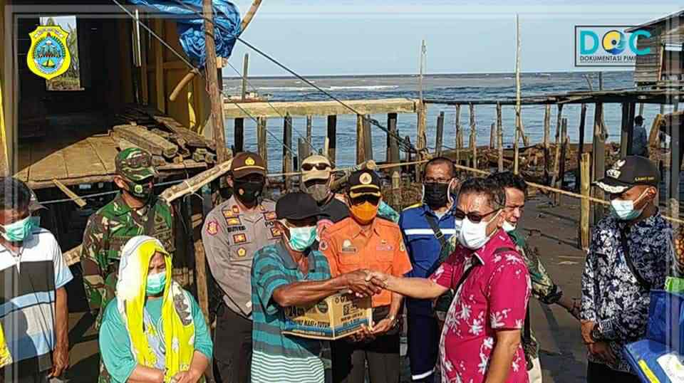 Sekda Sapril saat serahkan bantuan