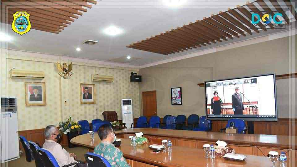 Sekda Sapril saat mengikuti pelantikan bupati dan wakil bupati Tanjab Barat dan Batanghari