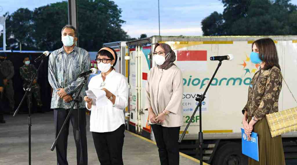 Menlu Retno saat menyambut kedatangan vaskin  AstraZenaca di Bandar Soekarno Hatta