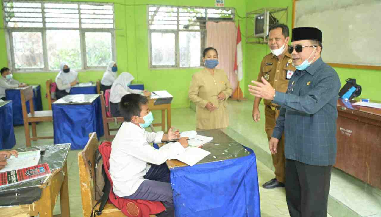 Al Haris saat meninjau sekolah tatap muka di SMPN 01 Merangin 