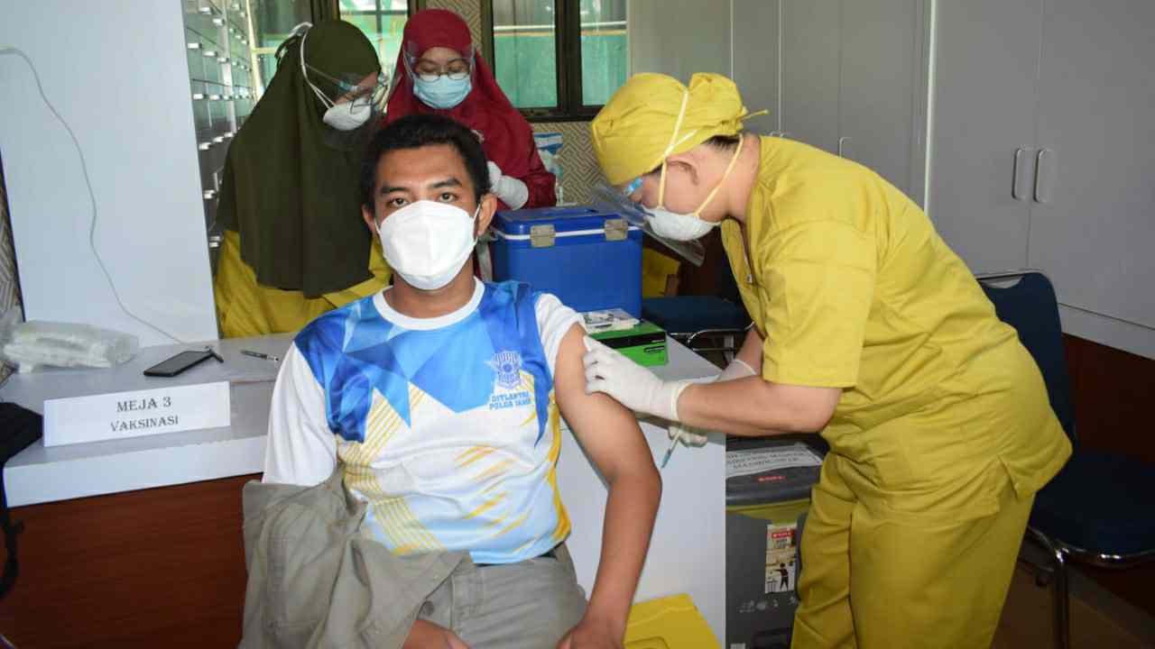 Eko wartawan di Tanjab Barat saat di suntik Vaksin Covid-19 