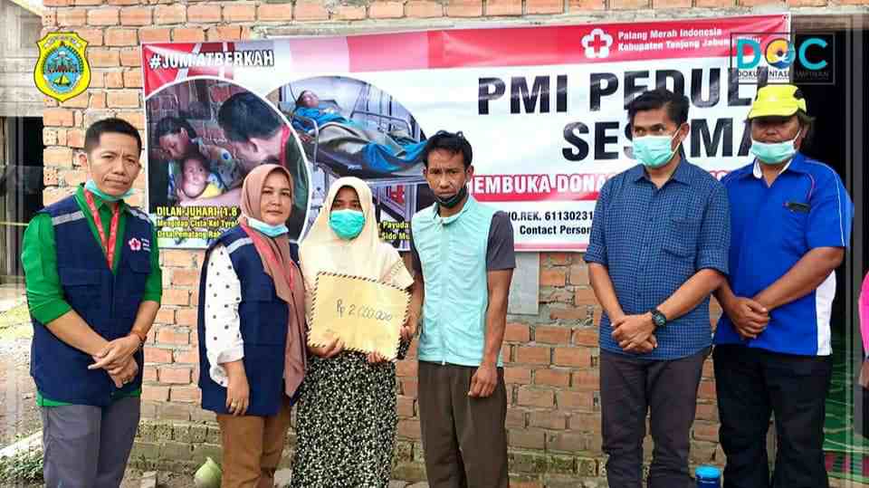 Wirdayanti Romi saat serahkan hasil donasi ke keluarga M Absyar Dillan Zauri