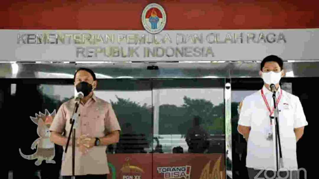 Menpora Zainudin Amali dan Ketum KOI Raja Sapta Oktohari saat memberikan keterangan pers