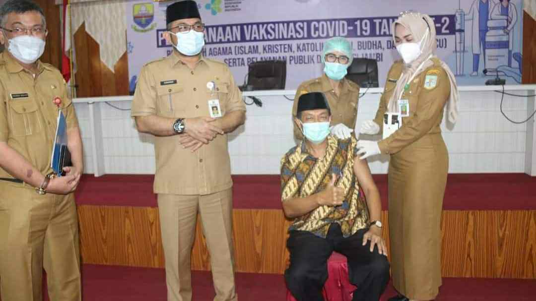 Sekda saat hadiri suntikan vaksin Covid-19 untuk tokoh agama