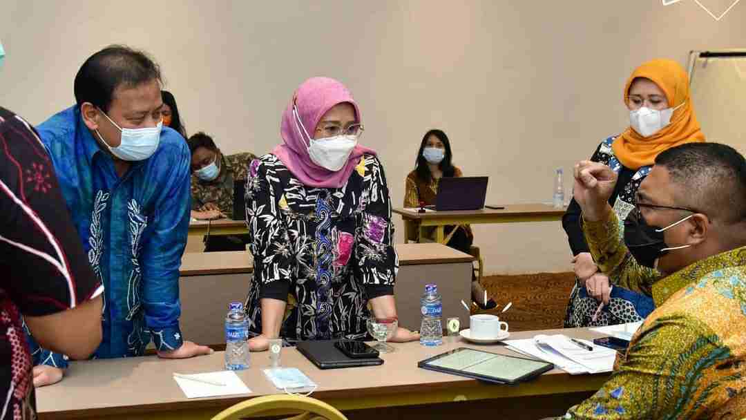 Anggota Bawaslu RI, Ratna Dewi Pettalolo (tengah)