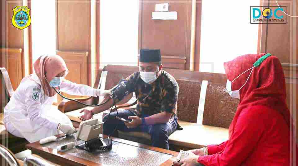 Wabup Tanjab Timur saat vaksin tahap kedua