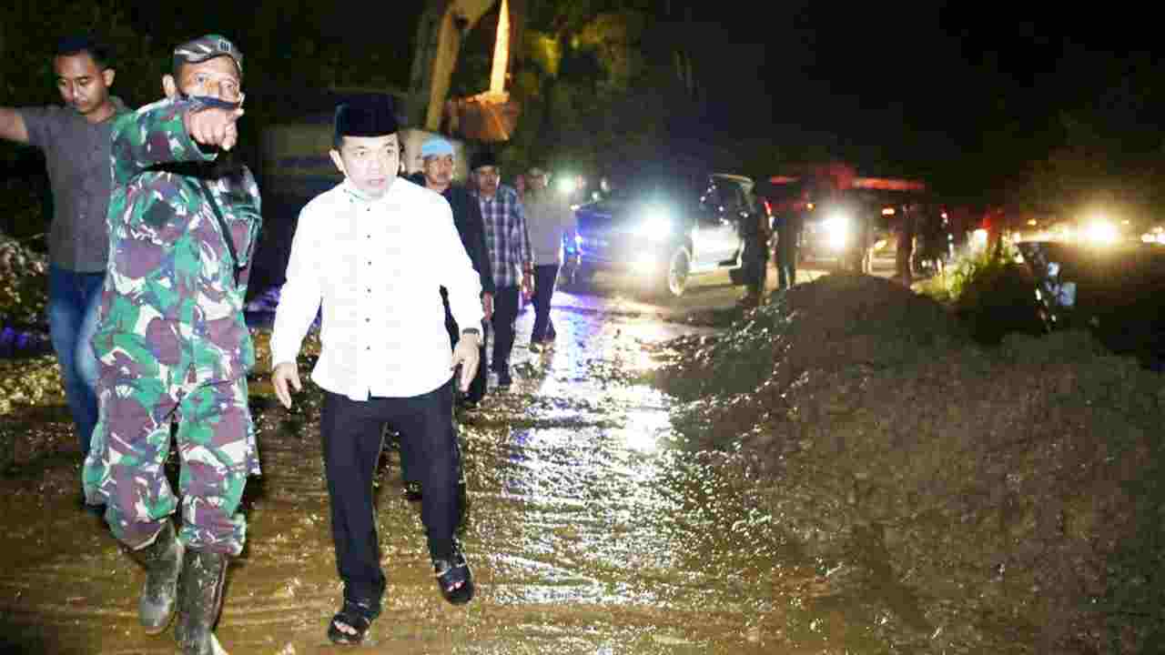 Al Haris saat pimpin evakuasi pengerukan material longsor jalan Bangko-Kerinci