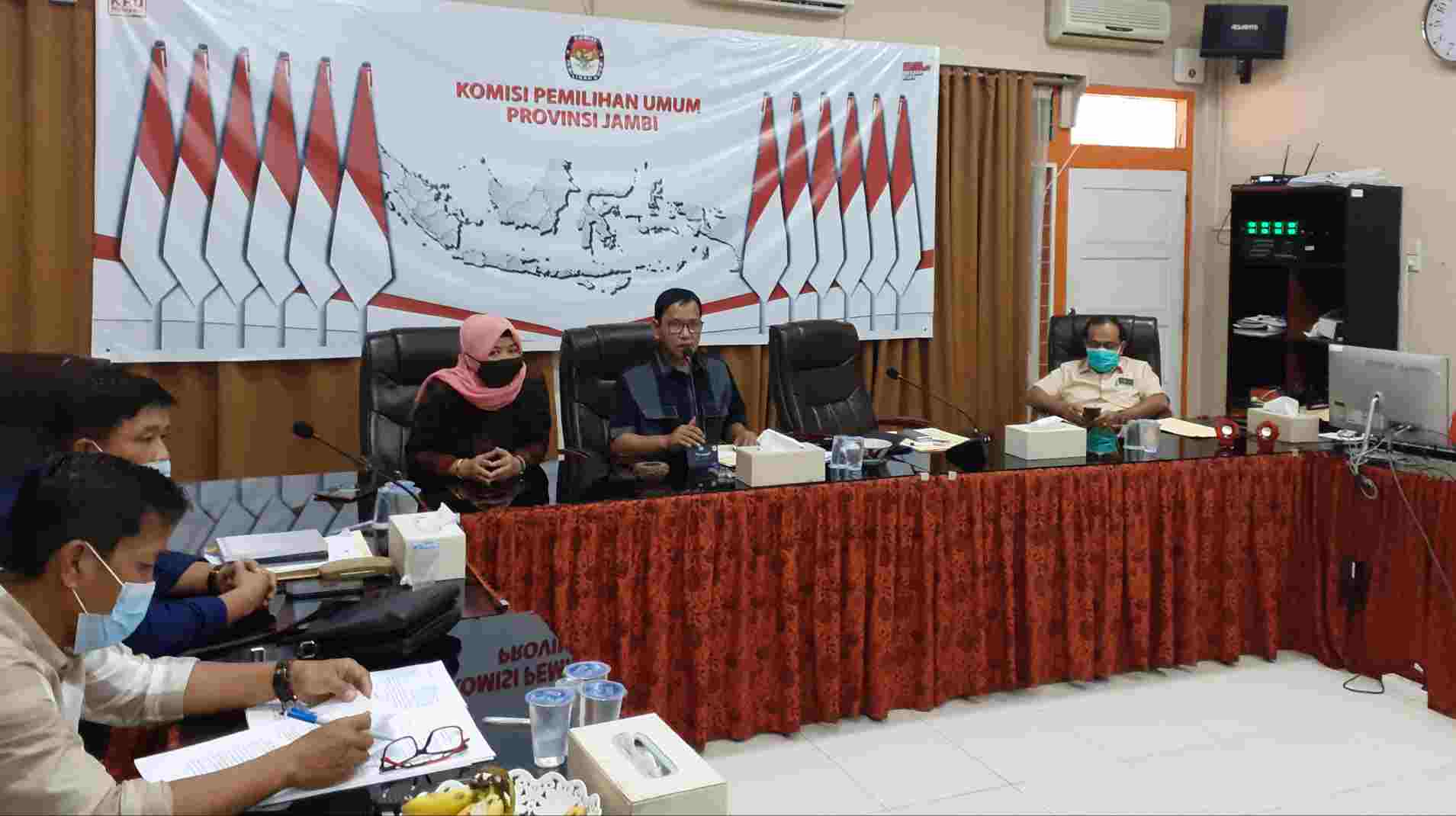 Ketua KPU Provinsi Jambi, Subhan (tengah)