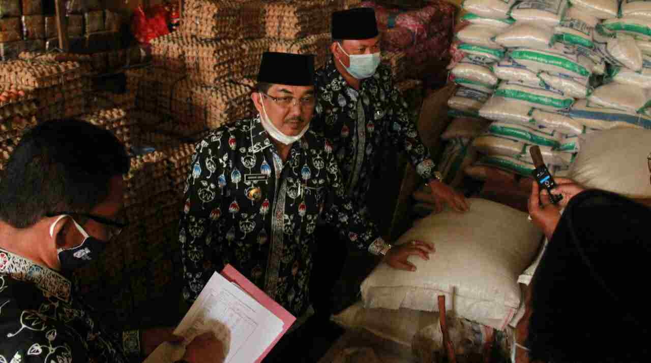 Anwar Sadat dan Hairan saat sidak di Pasar Tradisional