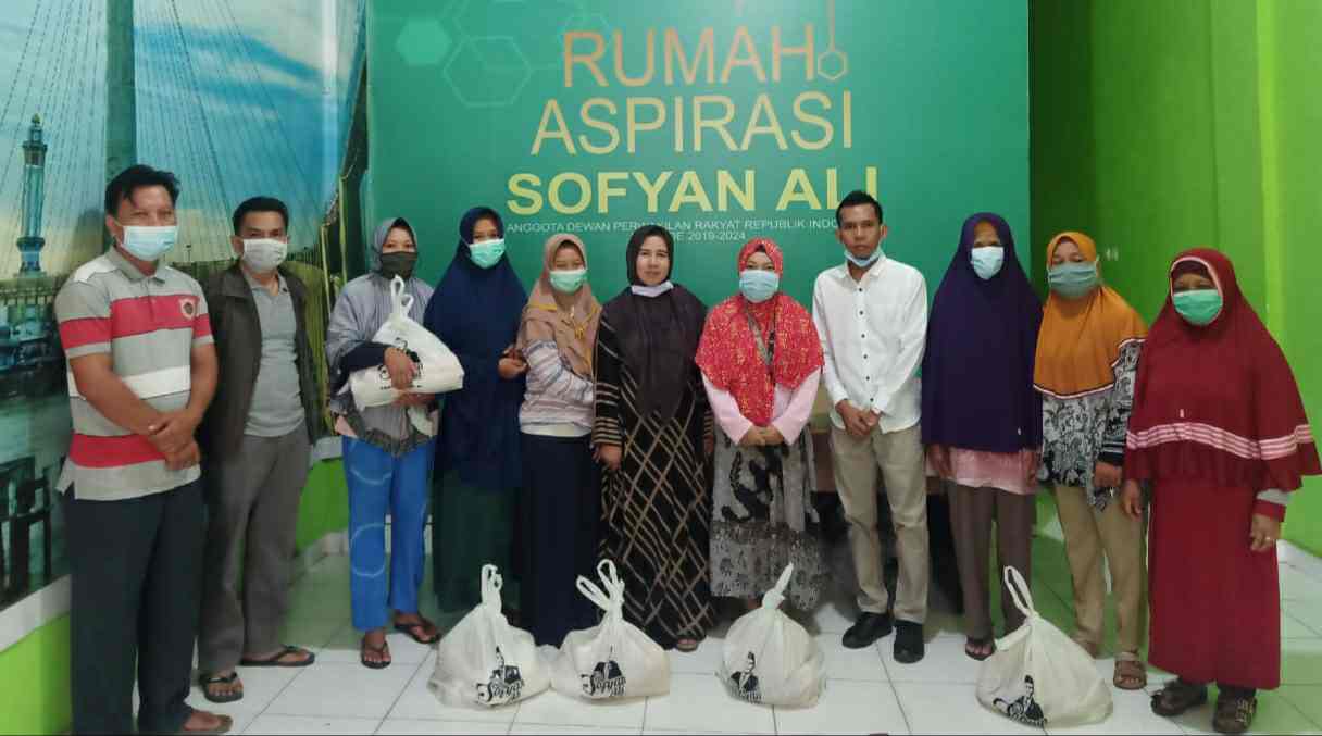 Sofyan Ali saat serahkan bantuan sembako