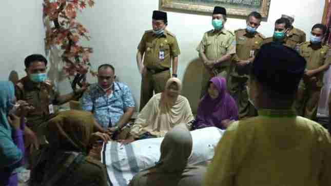 Al Haris saat menyambangi rumah duka 