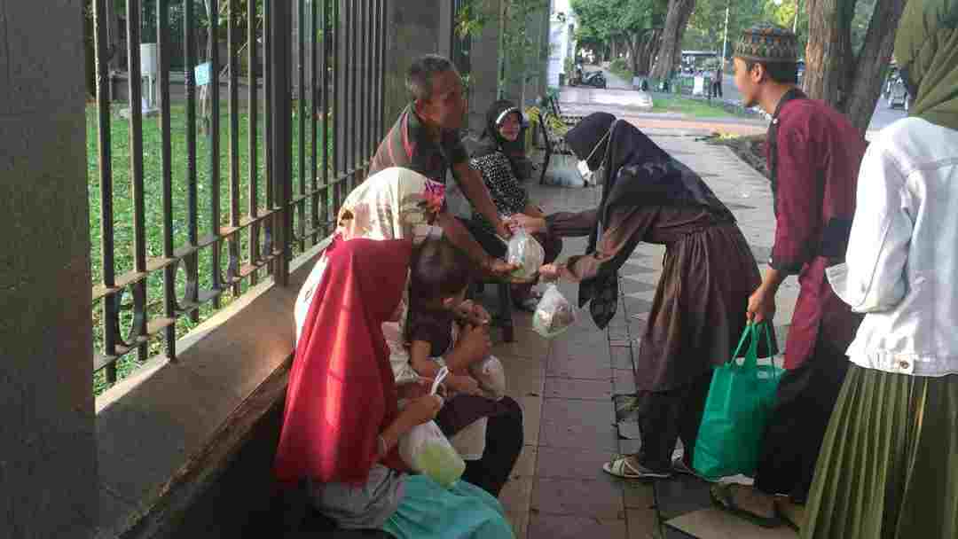 PMII Putri Rayon FEBI UIN STS Jambi saat bagaikan takjil di kawasan Simpang IV BI Telanaipura, Kota 