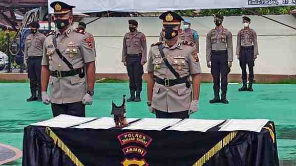 Pelantikan dan pengambilan sumpah oleh Kapolres Tanjab Barat AKBP Guntur Saputro
