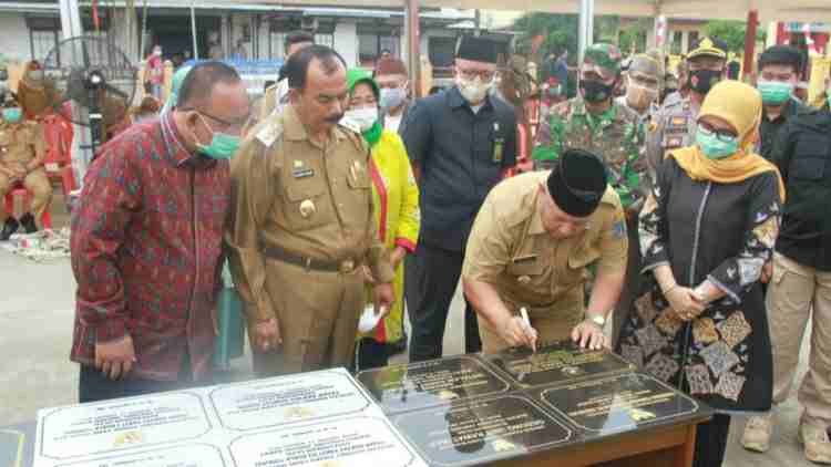 Safrial didampingi Amir Sakib saat pembangunan infrastruktur iisik tahap 2