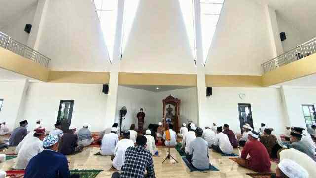 Safrial saat shalat Jumat di Masjid Syaikh Utsman