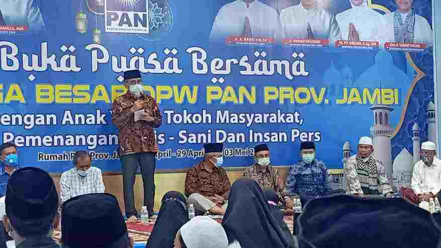 H. Bakri saat sampaikan sambutan di buka bersama dengan tim pemenangan Al Haris-Sani