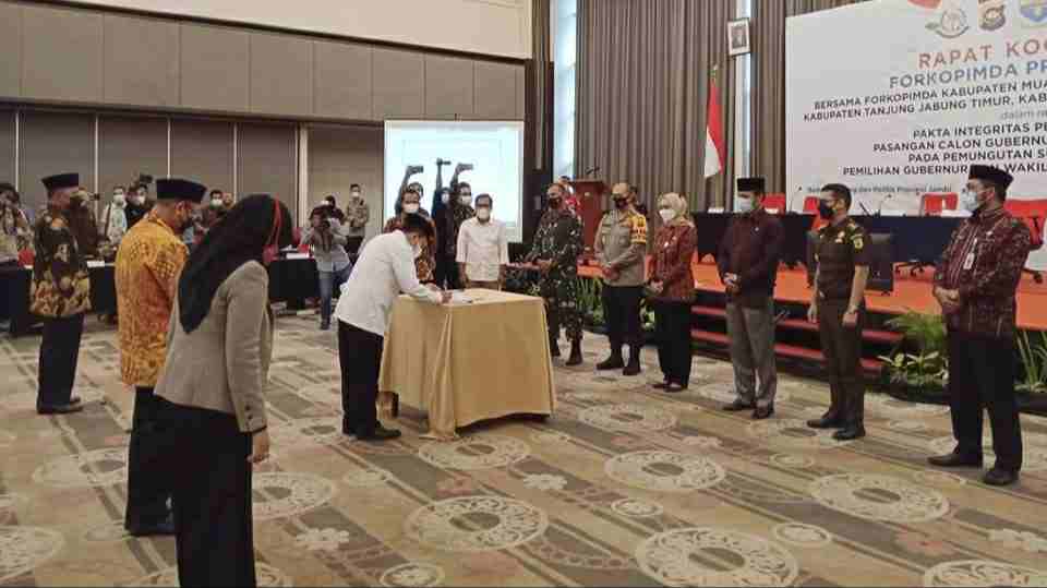 Penandatanganan pakta integritas pasangan calon Pilgub Jambi