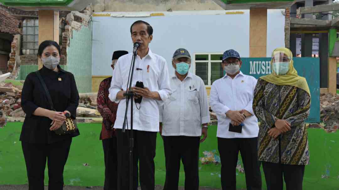 Presiden Jokowi saat meninjau terdampak gempa di Kabupaten Malang